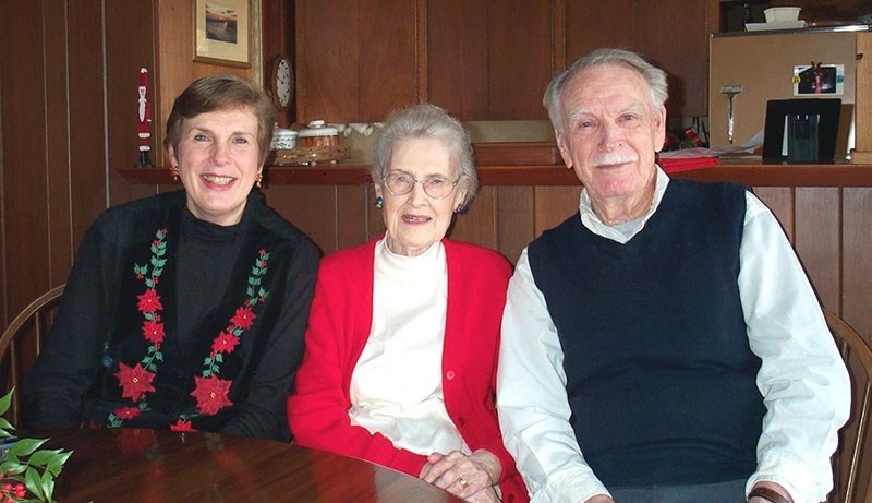  Sue Hein (izquierda) con sus padres, Faye y John Williams. "Width =" 100% "/>
</a></p><div
class=