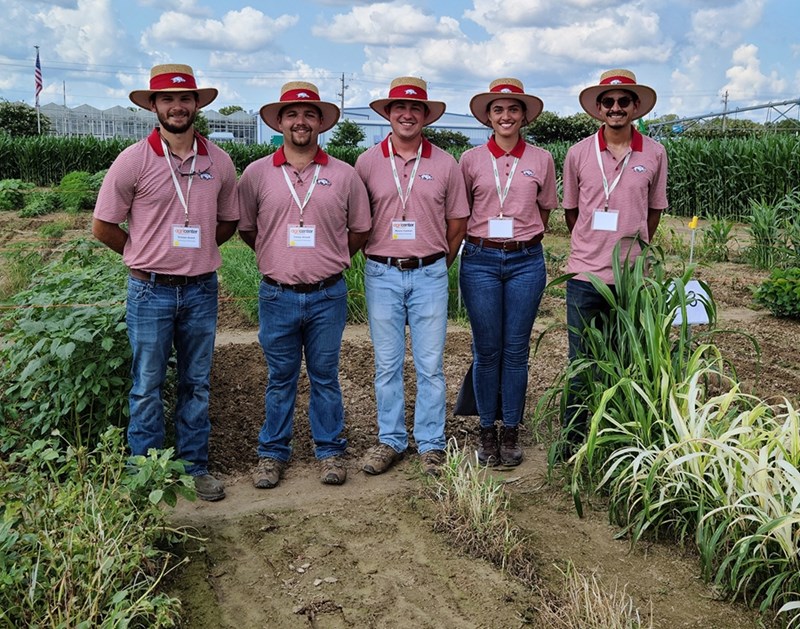 Southern Weed Contest winners include (left to right) Tristen Avent, Casey Arnold, Mason Kastner, Maria Carolina and Juan Camilo Velázquez. Coaches are CSES faculty members Jason Northworthy and Nilda Roman Burgos.