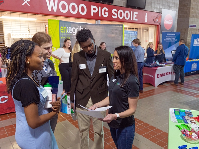 In the spring semester, the university hosted 10 fairs and one mixer, with more than 2,800 students and 650 companies and organizations participating.
