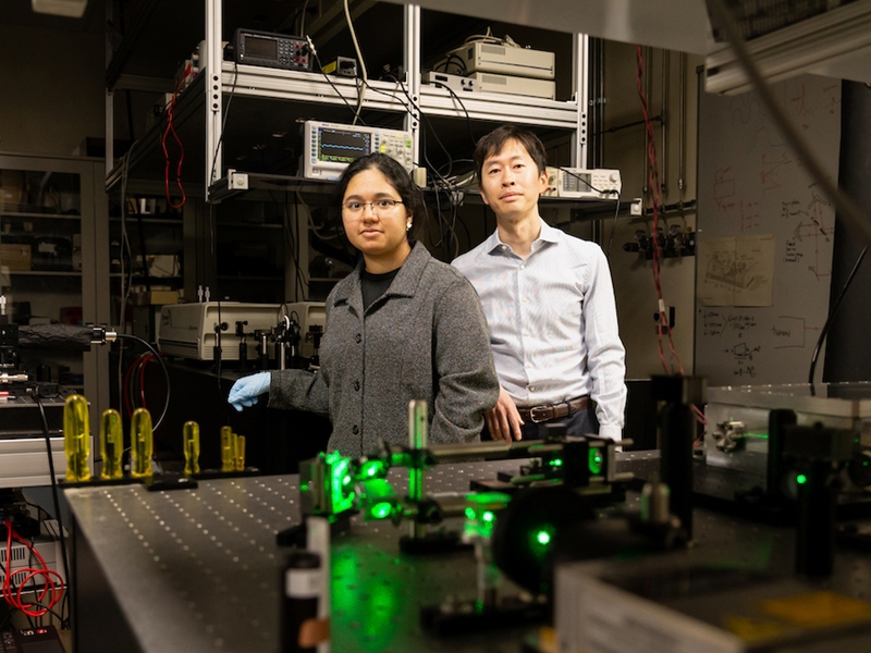 Hiro Nakamura, professeur adjoint de physique, avec Apoorva Bisht, spécialisation en physique et informatique.  Nakamura a utilisé sa subvention d'équipement et de technologie universitaire pour ajouter un détecteur de photon unique haute performance au laboratoire de photonique quantique.